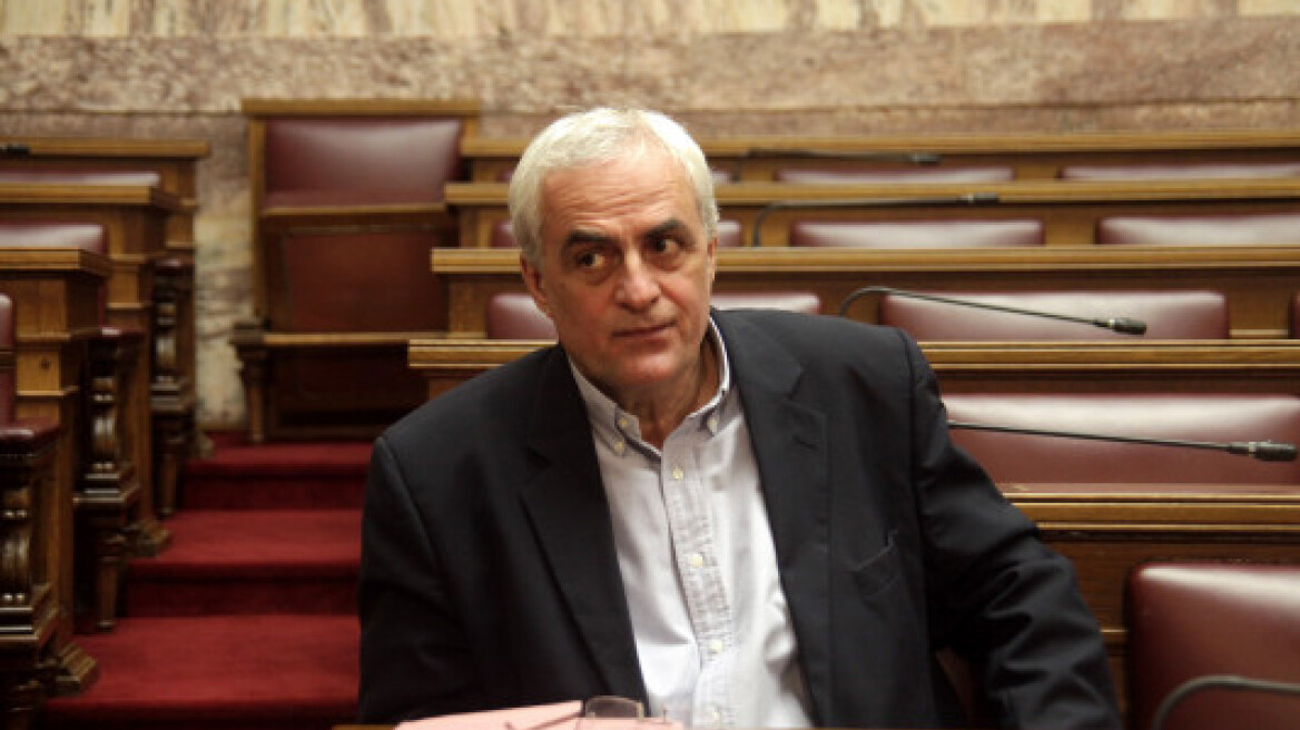 «Πονοκέφαλος» στο Μαξίμου για την παραίτηση Βουδούρη με αιχμές για κακοδιαχείριση στο προσφυγικό