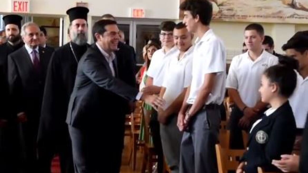 Ομογενής από την Αστόρια στον Τσίπρα: Εύχομαι να μην προδώσετε την  πατρίδα