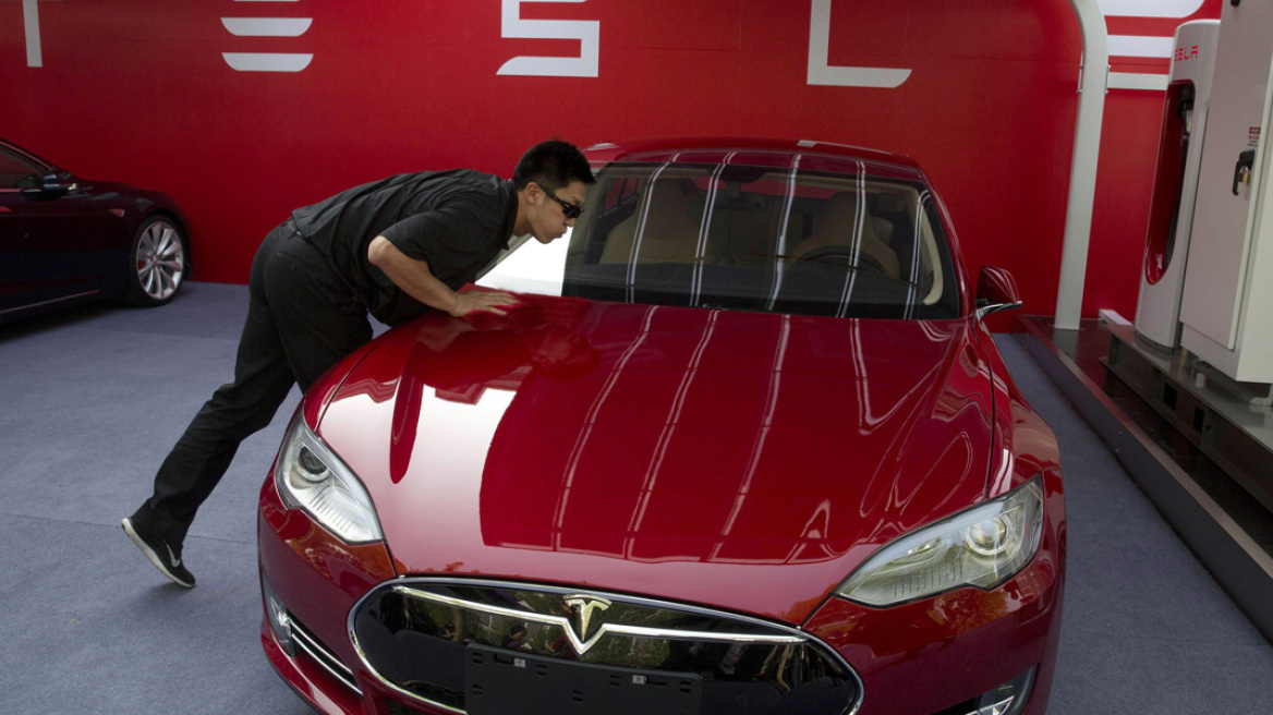 Απίστευτο: Χάκαραν ακόμα και το Tesla (video)