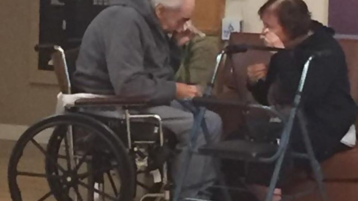 Συγκίνηση: Ζευγάρι ηλικιωμένων συναντιέται μετά από 8 μήνες