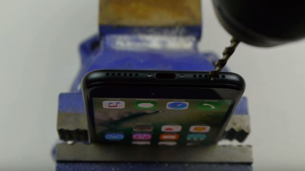 Έγινε viral: Φαρσέρ λέει ότι αποκάλυψε κρυφή υποδοχή για ακουστικά του iPhone 7 και κέρδισε 10 εκατ. views