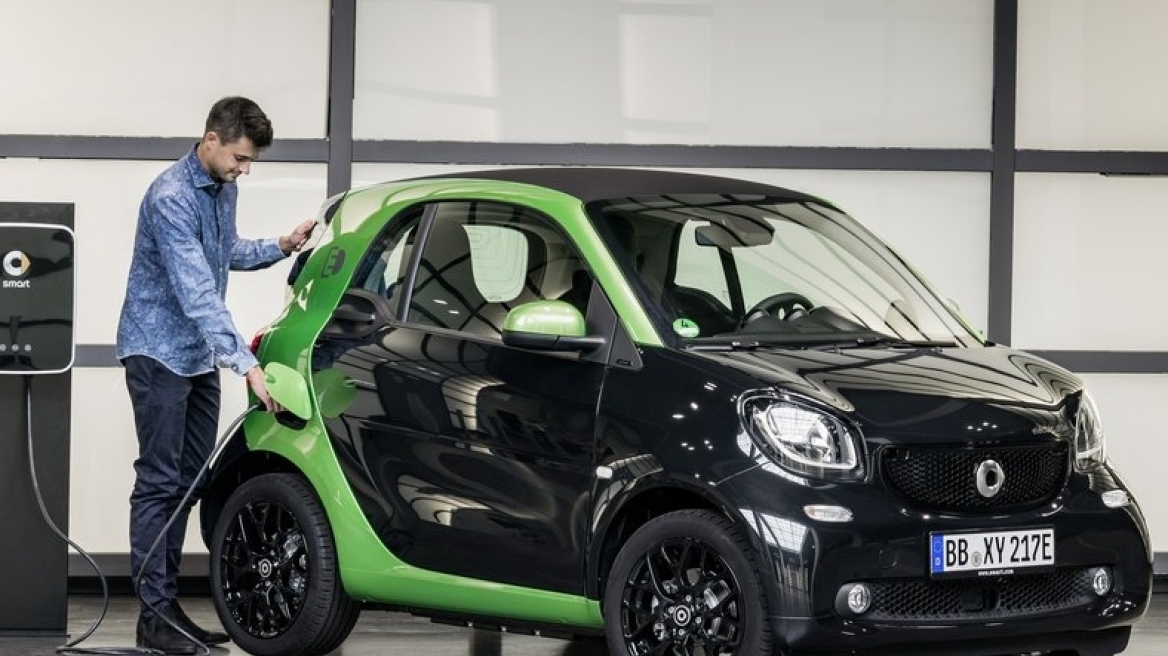 Αξίζει να αγοράσεις το νέο ηλεκτρικό smart; (video)