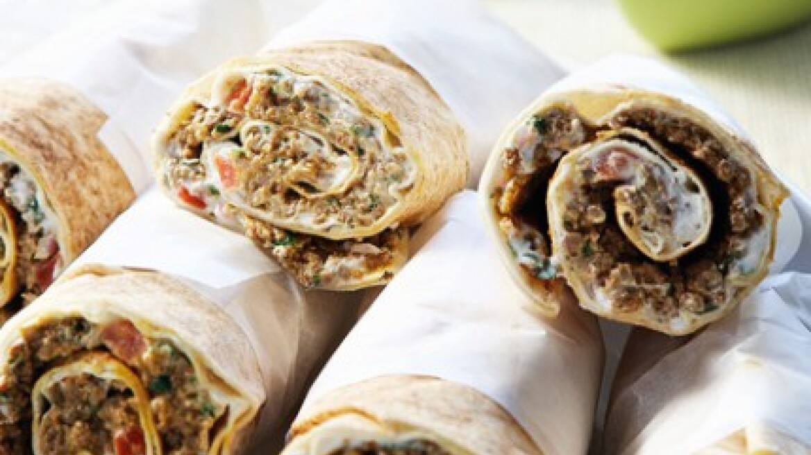 Ρολάκια αραβικής πίτας με γιαούρτι και πικάντικο κιμά