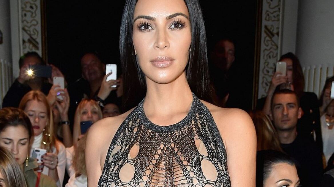 H Kim Kardashian ξαναχτύπησε με αποκαλυπτικό φόρεμα γεμάτο τρύπες