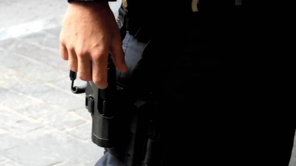 Φυλάκιση 6 μηνών στον αστυνομικό που ξυλοκόπησε τη σύντροφο και συνάδελφό του