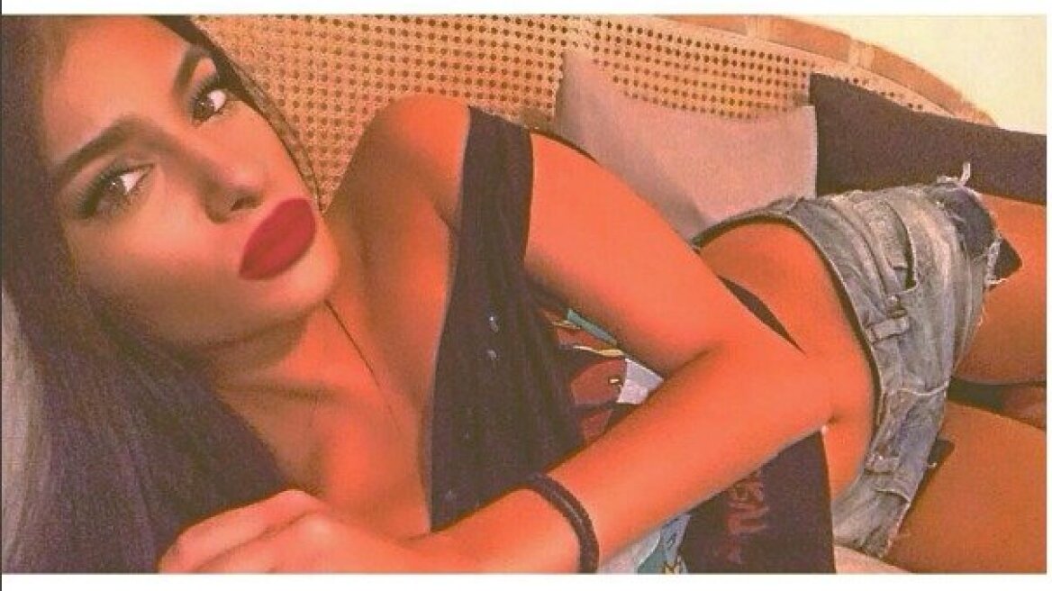 Η Ανθή του... Ολυμπιακού με φανέλα της ΑΕΚ! 