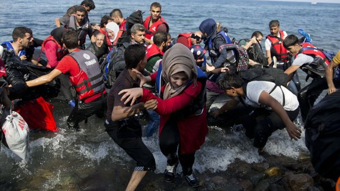 Guardian: Ξεκινάει η μετεγκατάσταση των ευάλωτων προσφύγων στην ηπειρωτική Ελλάδα