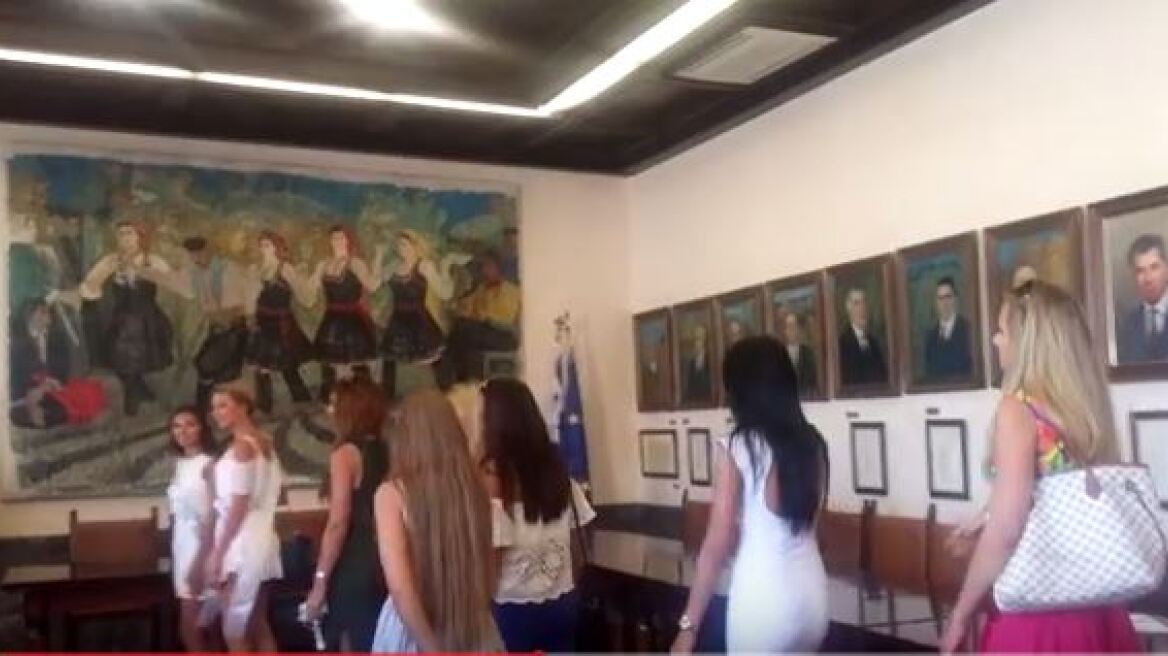 Βίντεο: Καλλονές από την Πολωνία στο Δημαρχείο της Ρόδου