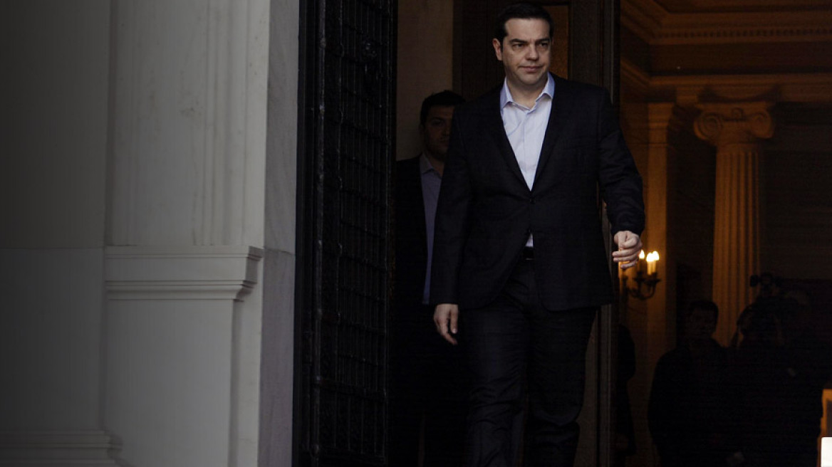 Ξαναζεσταίνουν «success story» για να ξεπεράσουν γκάλοπ, δακρυγόνα, φόρους και... εκκλησία