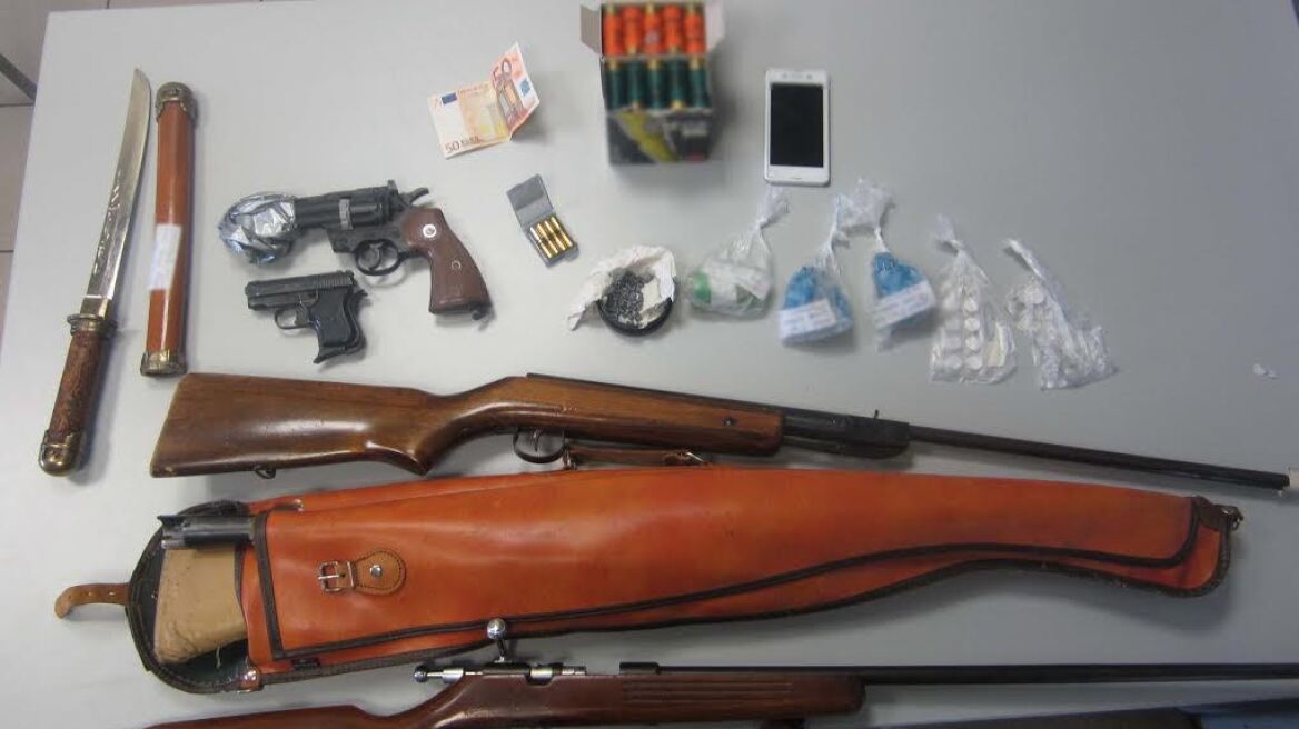 Συνέλαβαν το γιο με ναρκωτικά και τον πατέρα με όπλα