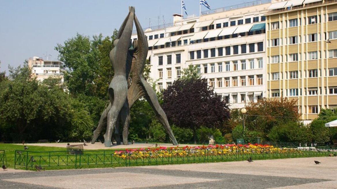 Shocking: Two foreigners hang man in downtown Athens