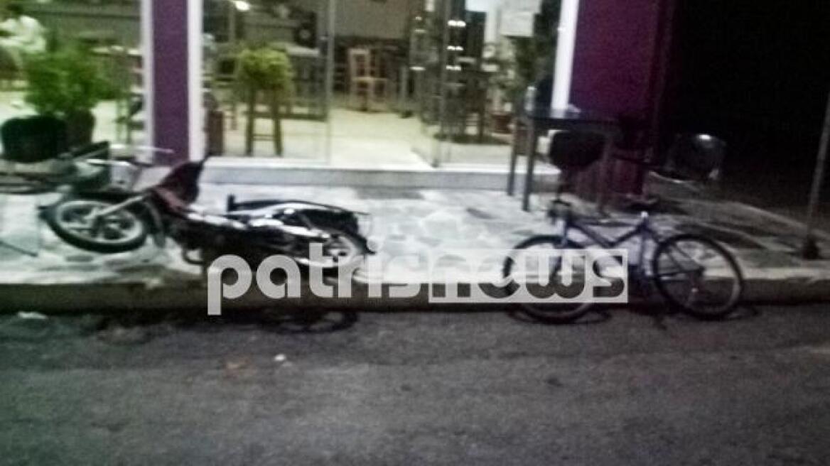 Μπούκαρε με το τρακτέρ μέσα σε καφενείο γεμάτο με κόσμο