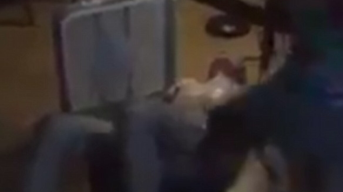 Βίντεο-σοκ: Κόρη δημοσίευσε βίντεο με τους αναίσθητους από χρήση ηρωίνης γονείς της