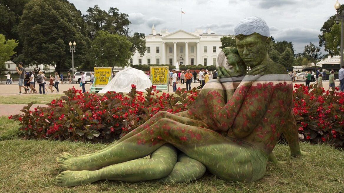 Γυμνά μοντέλα τέλεια καμουφλαρισμένα με body painting