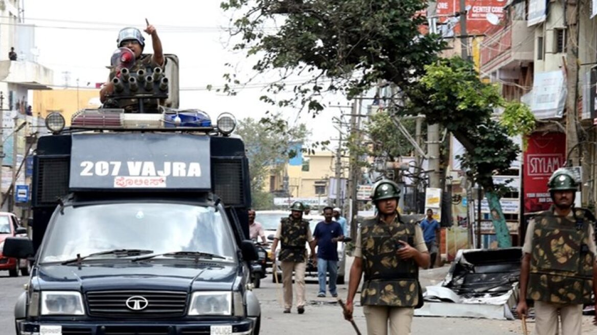 Gunmen storm government compound in Kashmir