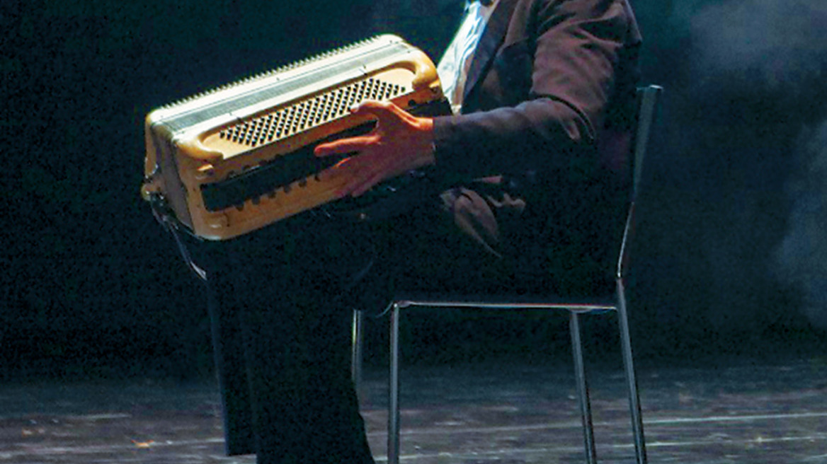 Γιάννης Μπέζος: «Είμαι υπερήφανος που κάποιοι με λένε “στραβόξυλο”»