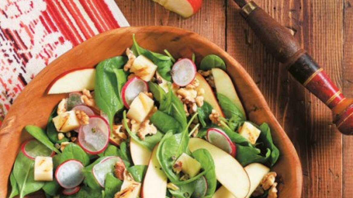 Σαλάτα με σπανάκι, μήλα και καρύδια