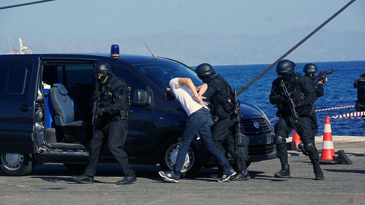 Φωτογραφίες: Άνδρες του Λιμενικού συνέλαβαν τρομοκράτες στο λιμάνι της Ρόδου