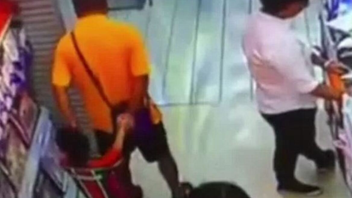  Βίντεο σοκ: Έπαιζε με το παιδί του σε σούπερ μάρκετ και το σκότωσε κατά λάθος