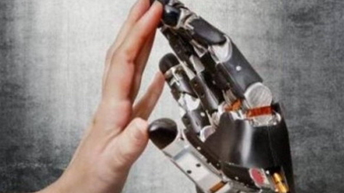 Ρομποτικό χέρι «έδωσε πίσω» την αίσθηση της αφής σε 28χρονο