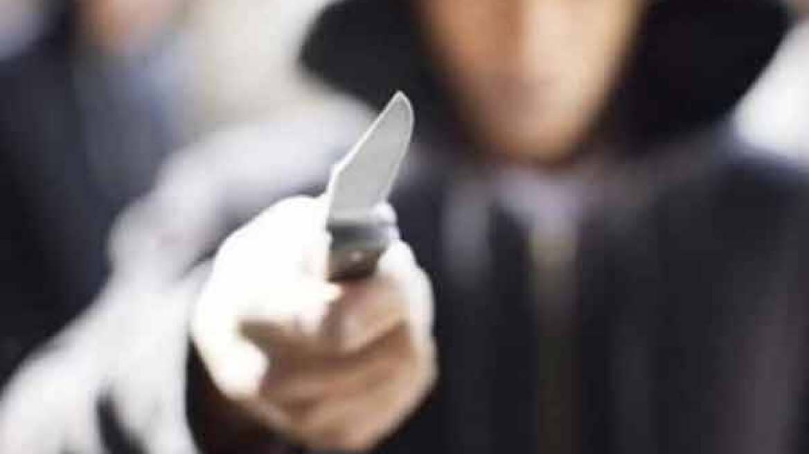 Κλώτσησε σκύλο και έβγαλε μαχαίρι σε γυναίκα