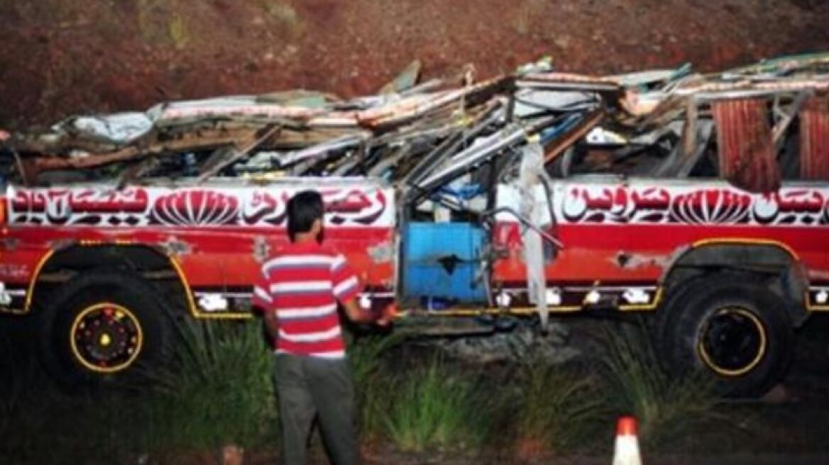 27 killed in bus accident in Pakistan