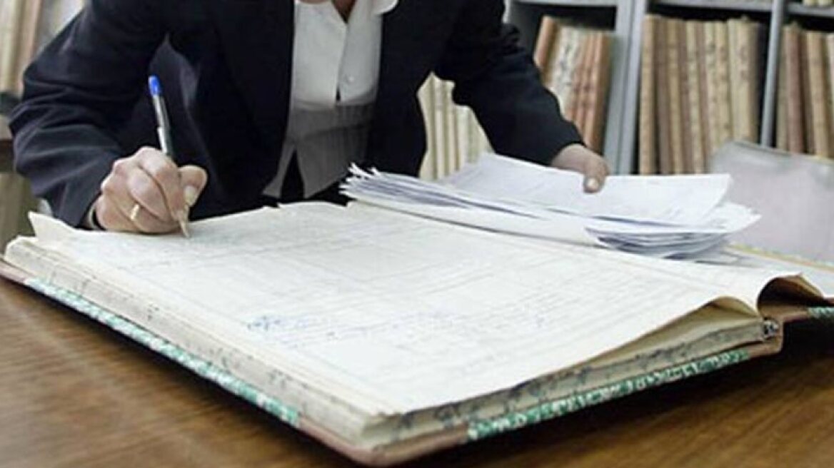 Συμβολαιογράφοι: Απέχουν από τους πλειστηριασμούς πρώτης κατοικίας, μετέχουν στους υπόλοιπους, κατόπιν άδειας