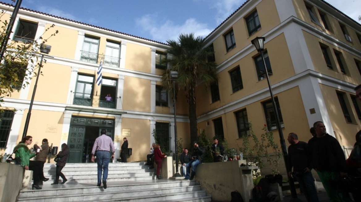 Τηλεφωνήματα για δύο βόμβες στην Ευελπίδων
