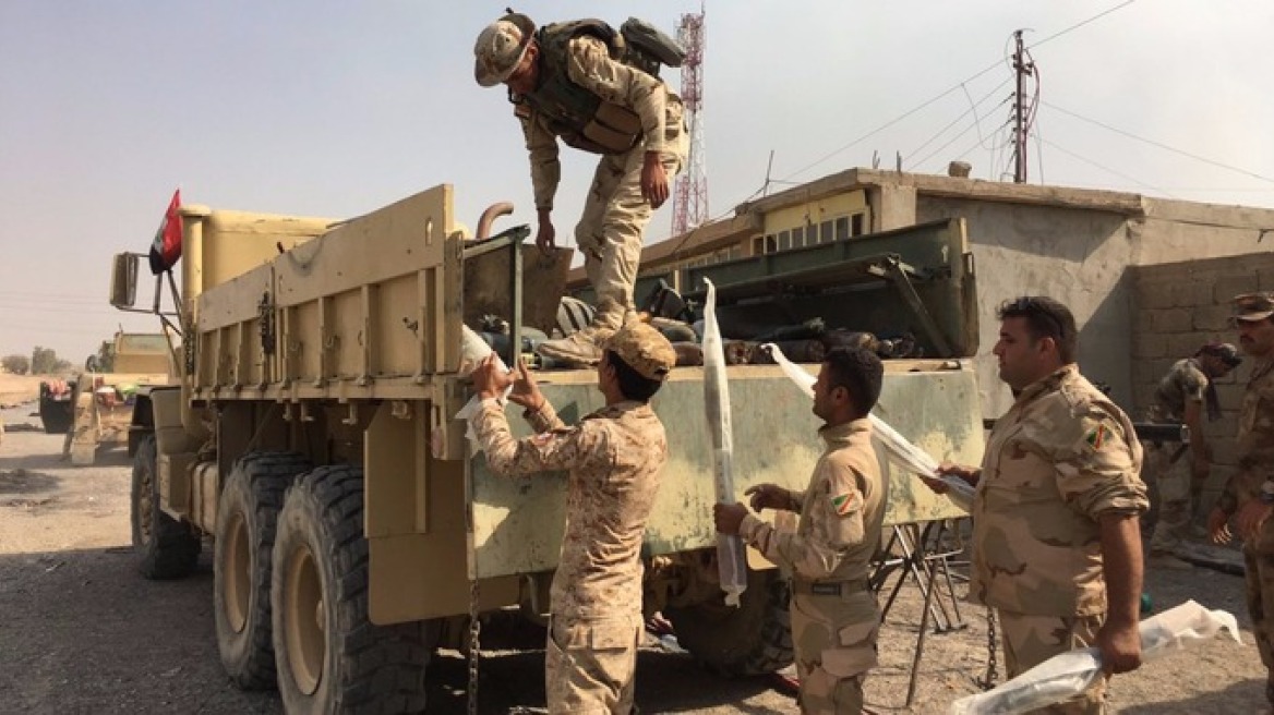 Φωτογραφίες: Οι τζιχαντιστές εγκαταλείπουν άρον-άρον τα όπλα τους στη Μοσούλη