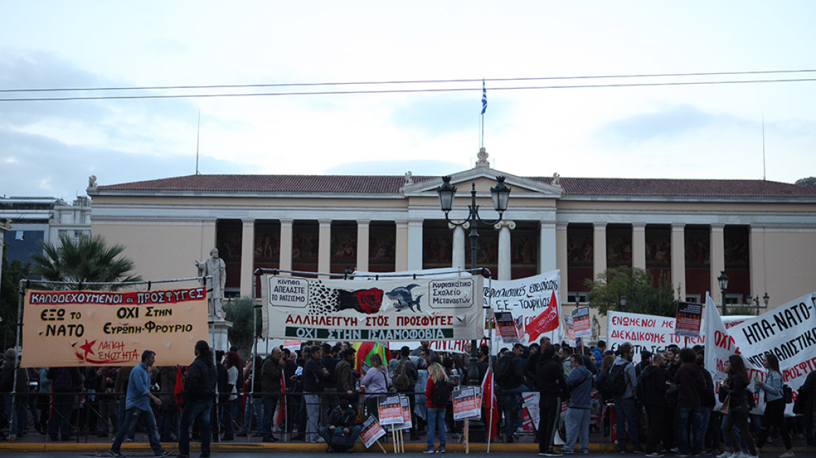 Αντιπολεμική διαδήλωση για τους πρόσφυγες και τη Συρία στα Προπύλαια