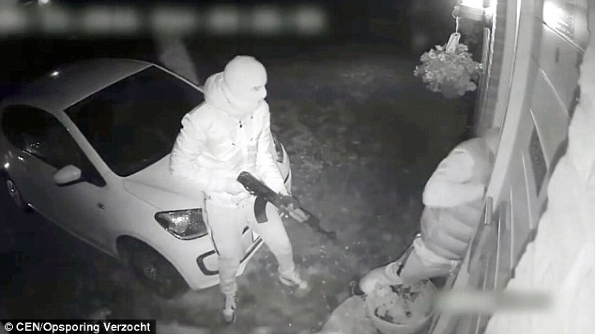 Βίντεο: Επεισοδιακή εισβολή ληστών σε σπίτι με... βαριοπούλα και αυτόματο 