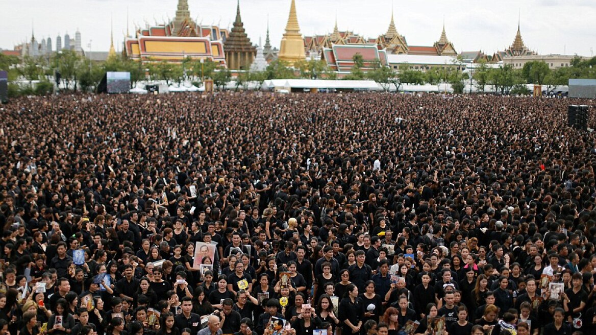 Στους δρόμους 150.000 Ταϊλανδοί ντυμένοι στα μαύρα για να θρηνήσουν τον Βασιλιά τους