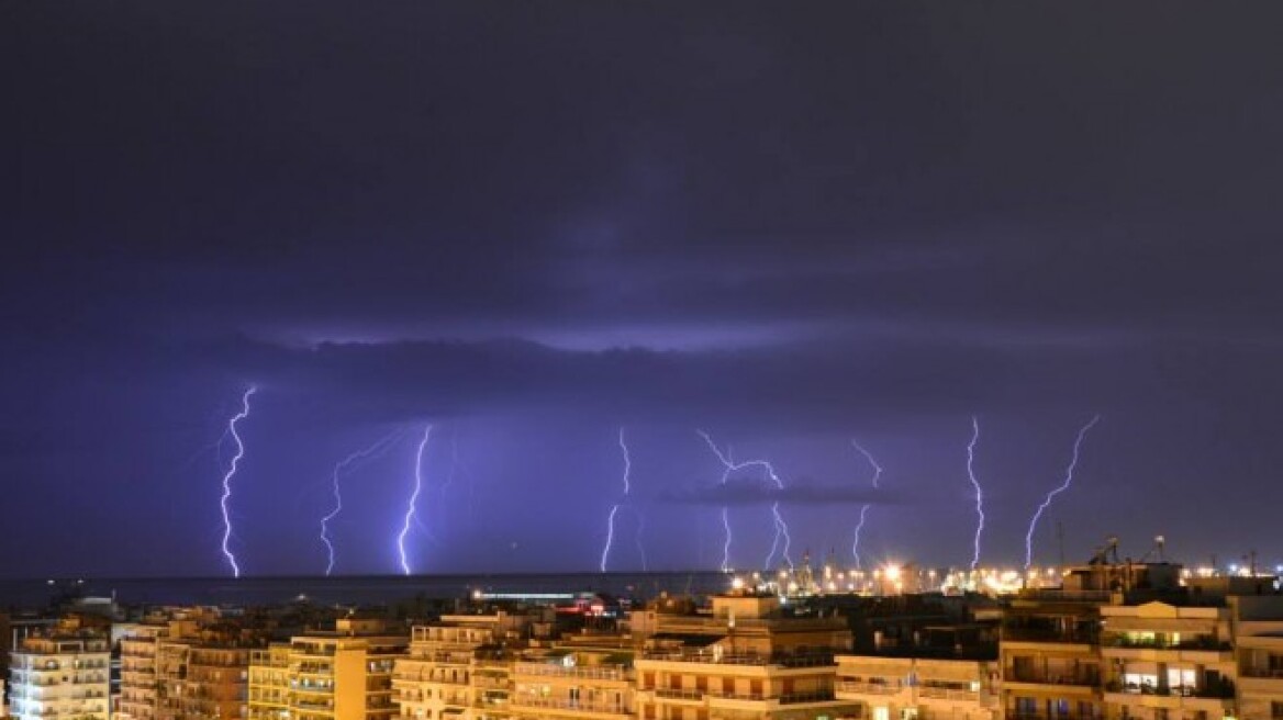 Βόλος: Κεραυνός χτύπησε πολυκατοικία