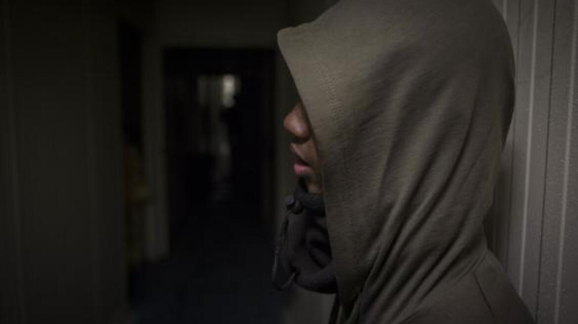 Αδιανόητη απανθρωπιά: Γερμανοί ενθάρρυναν έφηβο μετανάστη να πηδήξει από τον πέμπτο όροφο