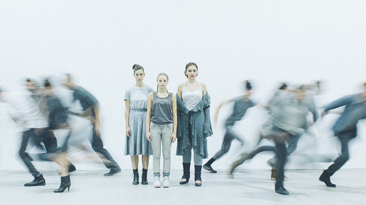 Τρεις αδερφές ανεβαίνουν στο σανίδι