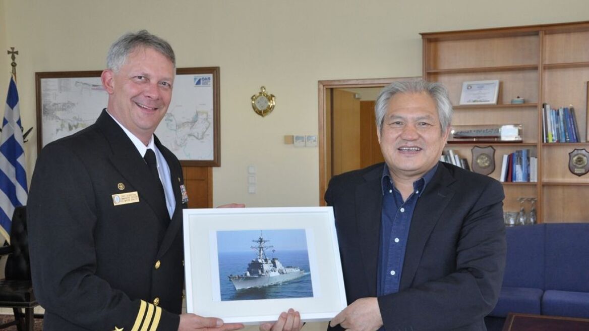 H Cosco υποδέχθηκε το πλήρωμα του αντιτορπιλικού των ΗΠΑ