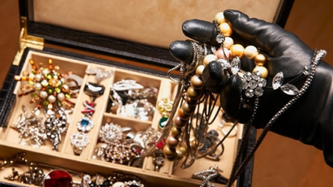 Τα αποτυπώματα «πρόδωσαν» την ταυτότητα του κλέφτη κοσμημάτων στα Λεχαινά