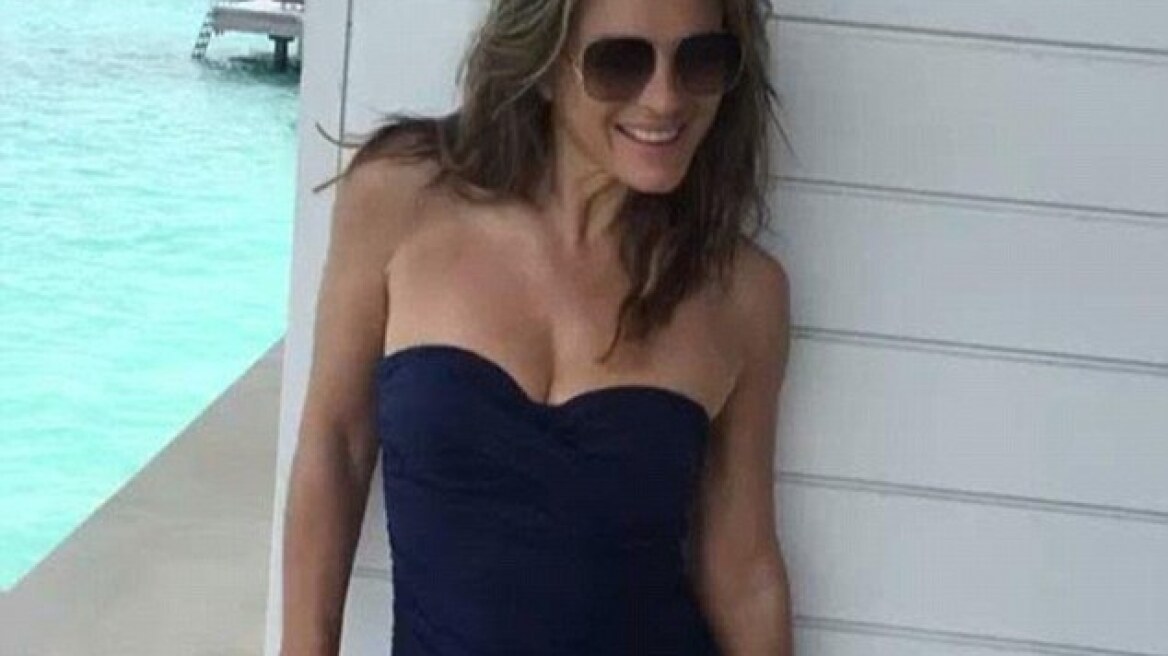 Elizabeth Hurley: Λικνίζεται φορώντας -και πάλι- μόνο το μαγιό της 