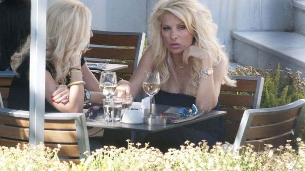 Ελένη Μενεγάκη: Για ψώνια με τις κόρες της