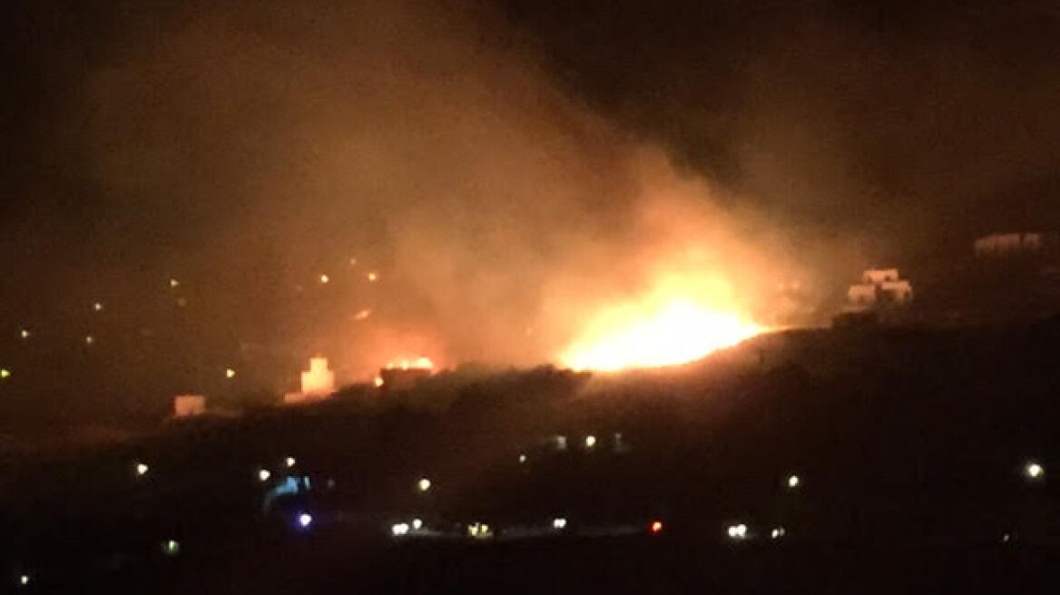 Μεγάλη πυρκαγιά στη Σύρο, στις φλόγες έχουν παραδοθεί σπίτια