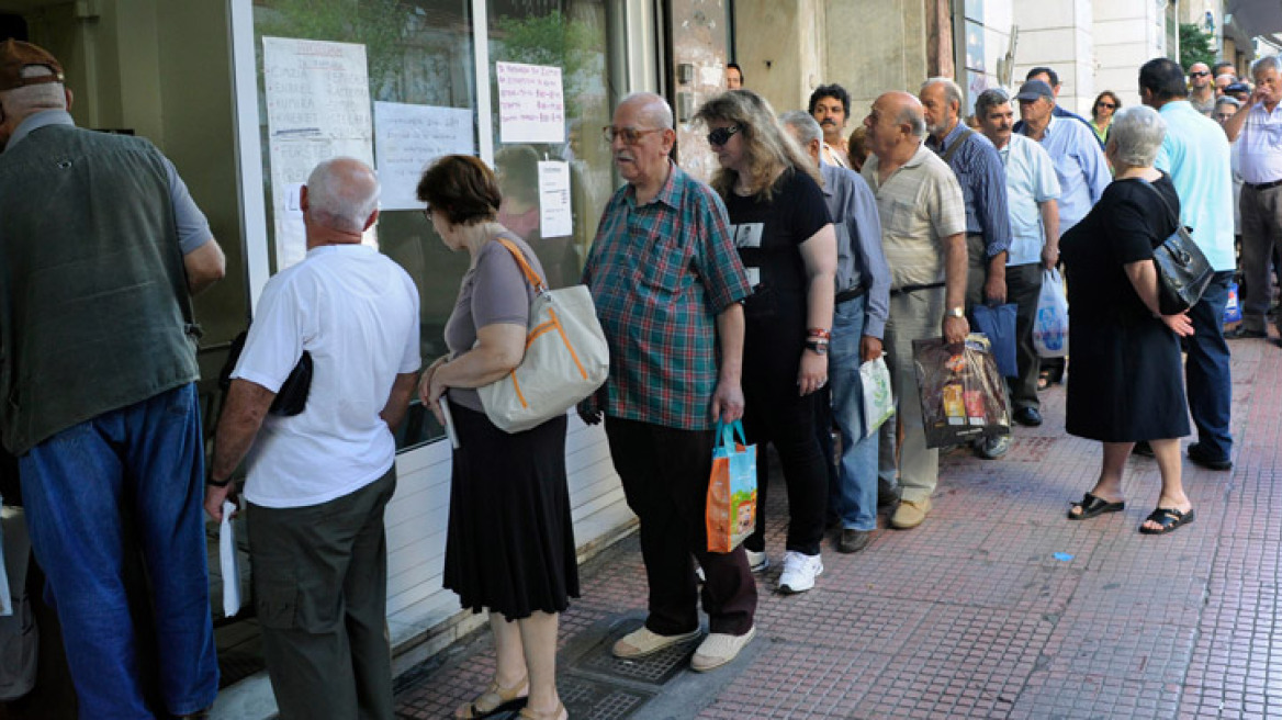 Και οι συνταξιούχοι των 360 ευρώ θα πληρώσουν φόρο αν κατέβει το αφορολόγητο 