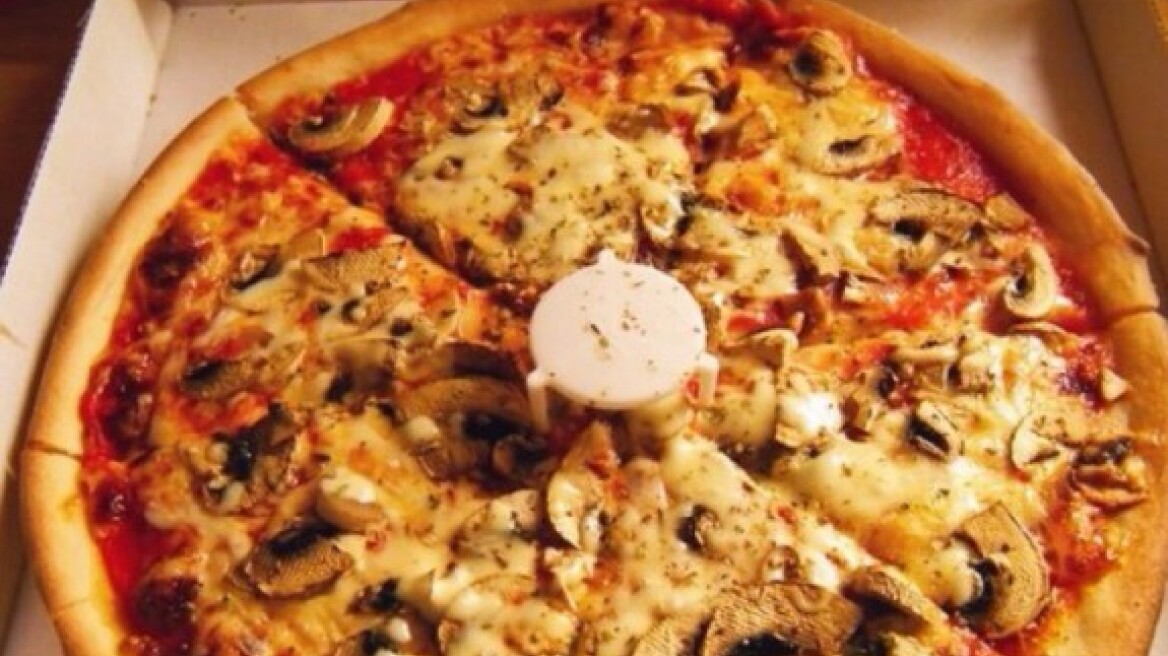 Γιατί η πίτσα έχει στρογγυλό πλαστικό τραπεζάκι;