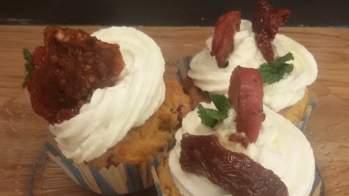 Cupcakes με χωριάτικο λουκάνικο και ντομάτες λιαστές (video)