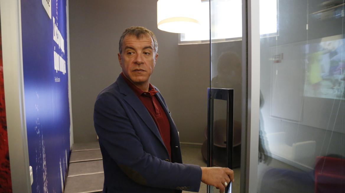 Ο Θεοδωράκης τρολάρει την κυβέρνηση για τις άδειες: Τους φταίνε ο Αντίχριστος και το 666, όχι τα λάθη τους