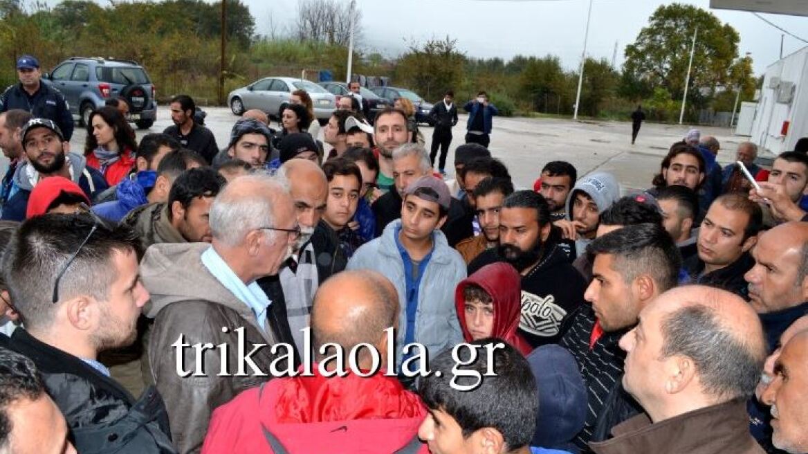 Τρίκαλα: Ο Βίτσας άκουσε δια ζώσης τα παράπονα των προσφύγων