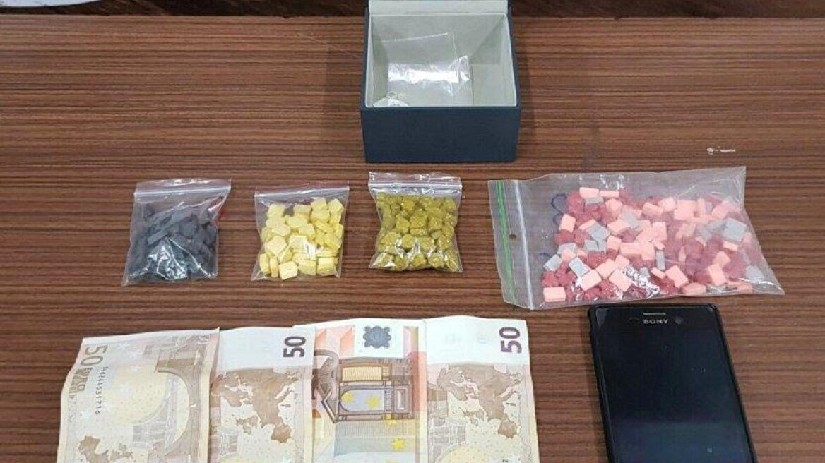 Σύλληψη 26χρονου με 131 χάπια ecstasy στη Γλυφάδα 