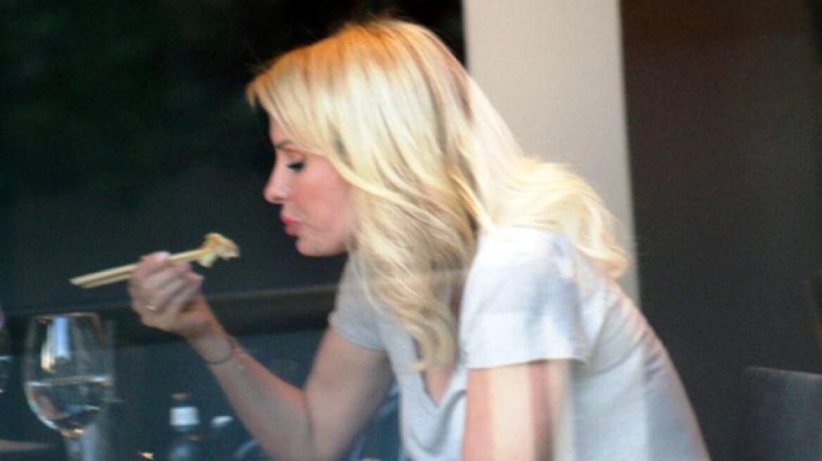 Ελένη Μενεγάκη: Η νυχτερινή έξοδος στο κέντρο της Αθήνας 