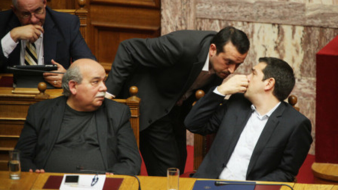 «Παγώνουν» και το νόμο-γέφυρα για τις τηλεοπτικές άδειες