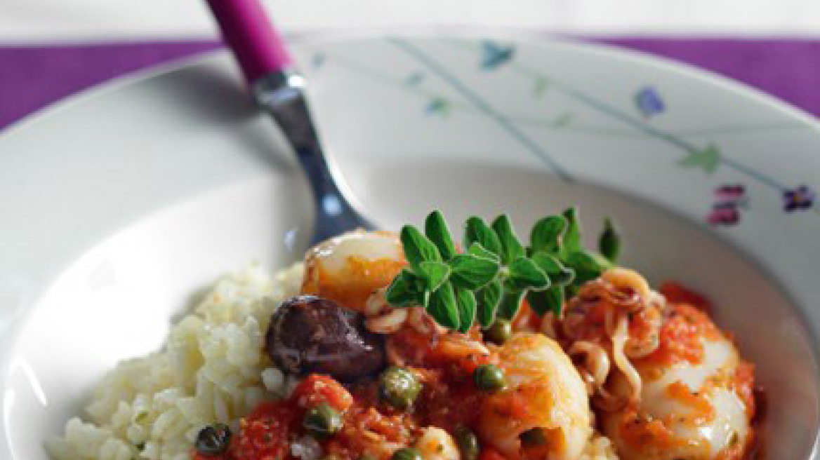 Πιλάφι με κοκκινιστά καλαμαράκια και κάππαρη