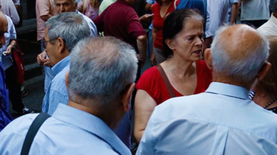 Pensioners demonstrate over supplementary pension reductions